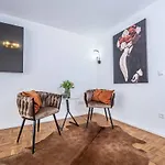 City Wohnung FN L 5 KLIMATISIERT mit Balkon und Küche