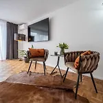 City Wohnung FN L 5 KLIMATISIERT mit Balkon und Küche